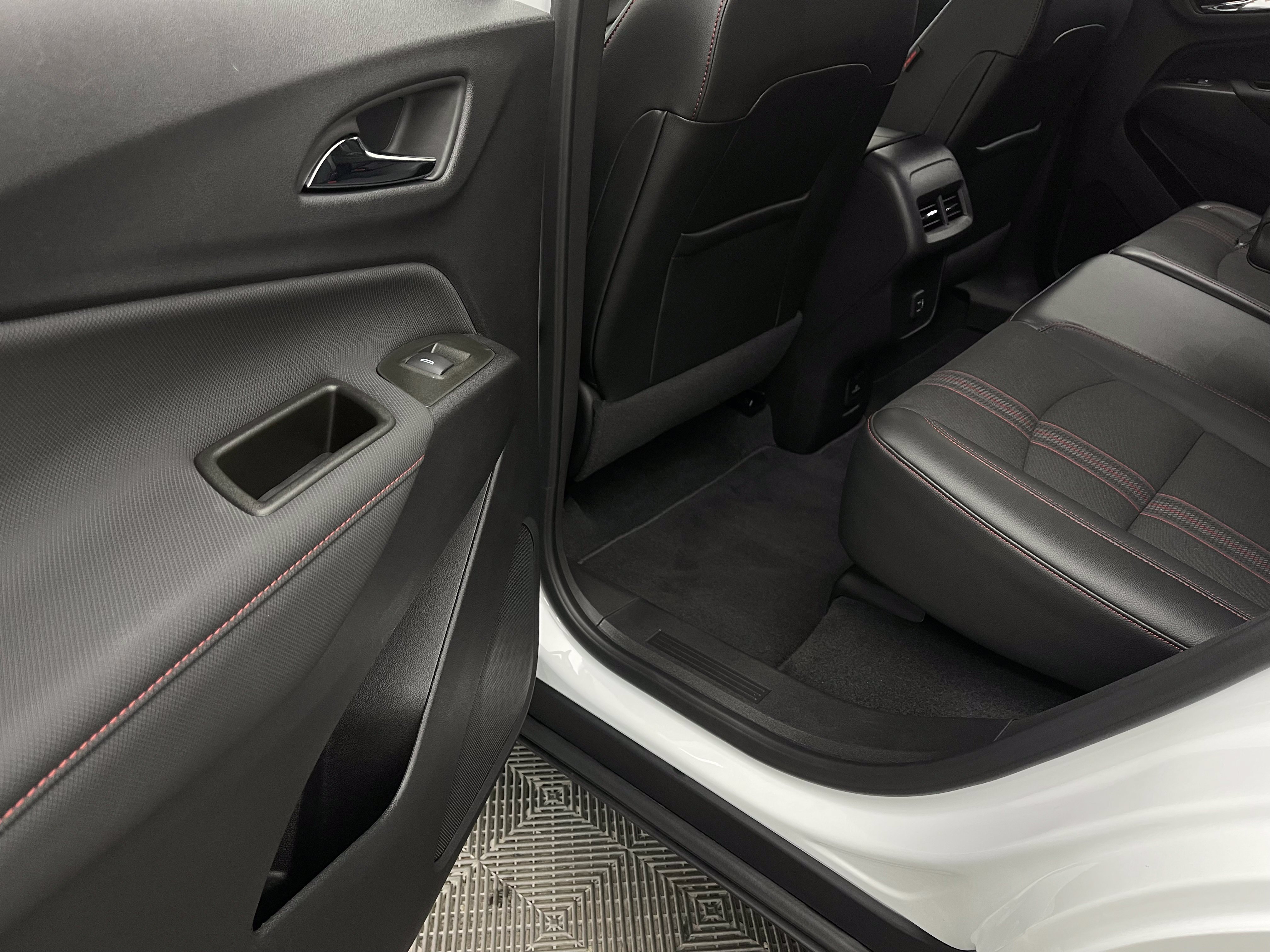 Used 2023 Chevrolet Equinox RS FWD image 39