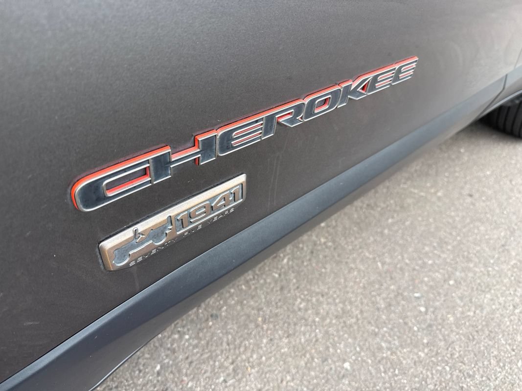 Used 2017 Jeep Cherokee Latitude AWD/4WD image 12