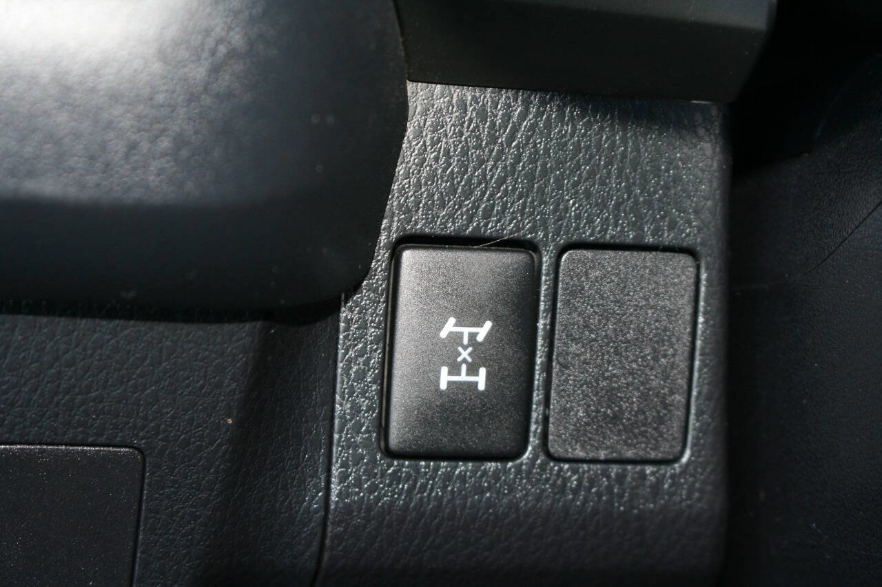 Used 2014 Toyota RAV4 LE AWD/4WD image 18