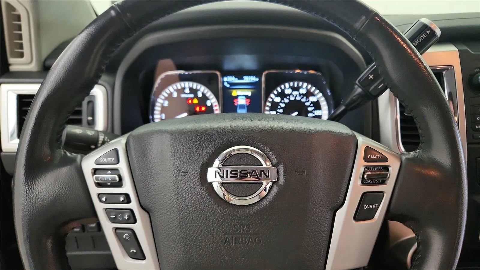 Used 2017 Nissan Titan SV AWD/4WD image 25