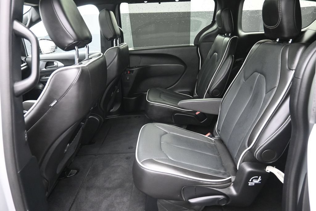 Used 2026 Chrysler Pacifica Limited w/ S Appearance Package FWD image 7
