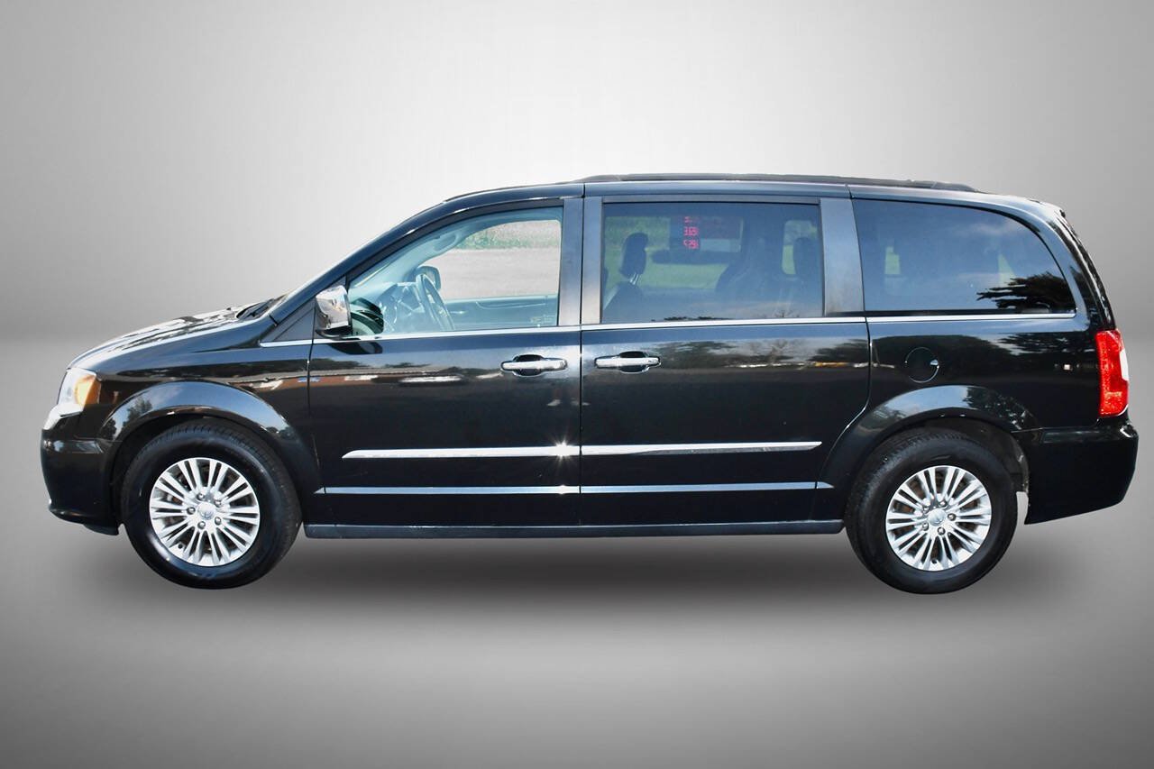 Used 2015 Chrysler Town & Country Touring-L w/ Driver Convenience Group FWD image 4