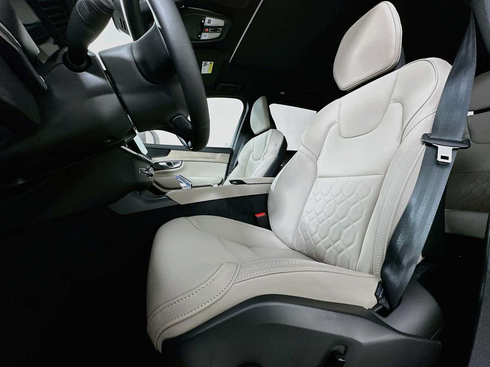 New 2026 Volvo XC90 B5 Plus w/ Protection Package AWD/4WD image 18