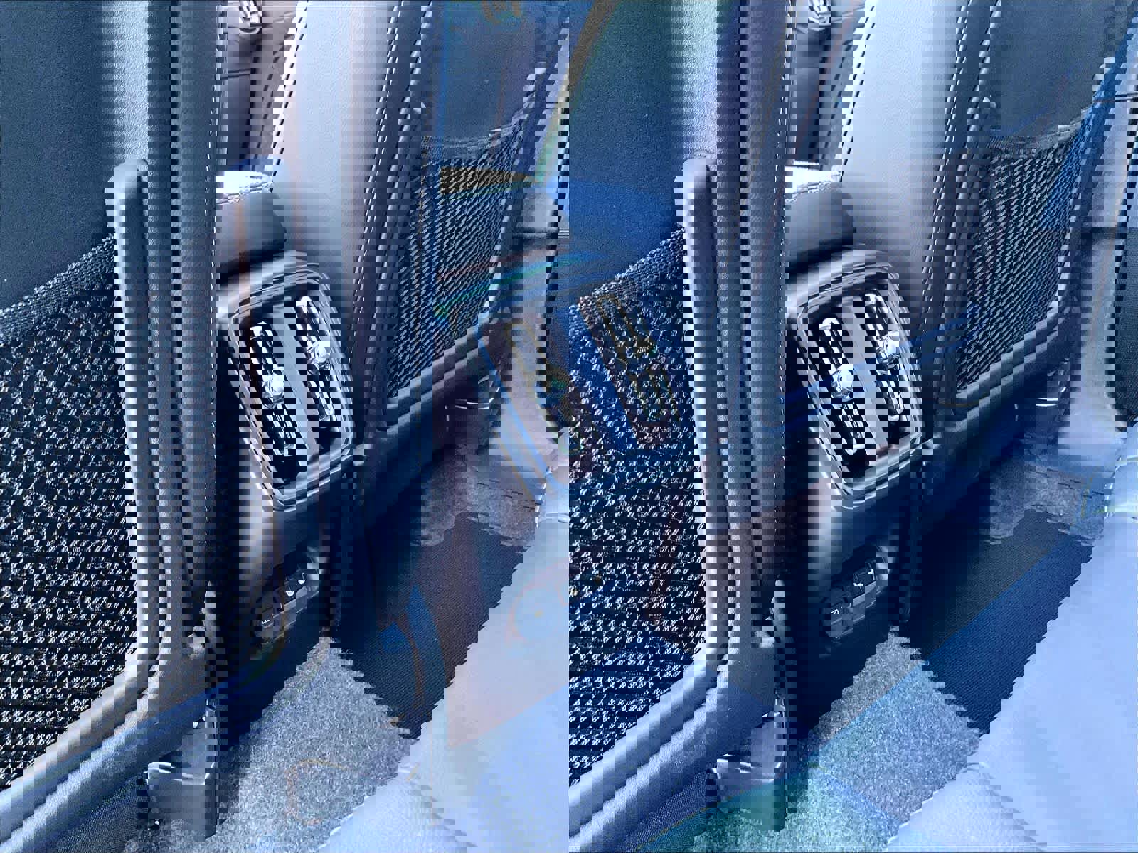 Used 2025 Volvo XC40 B5 Plus image 36