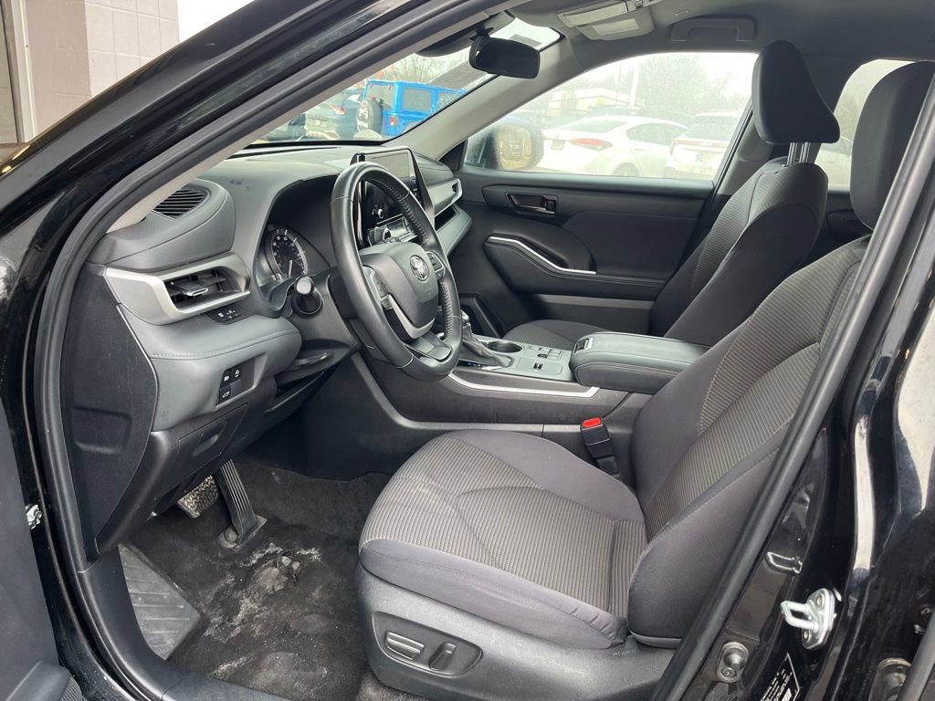 Used 2024 Toyota Highlander LE image 12