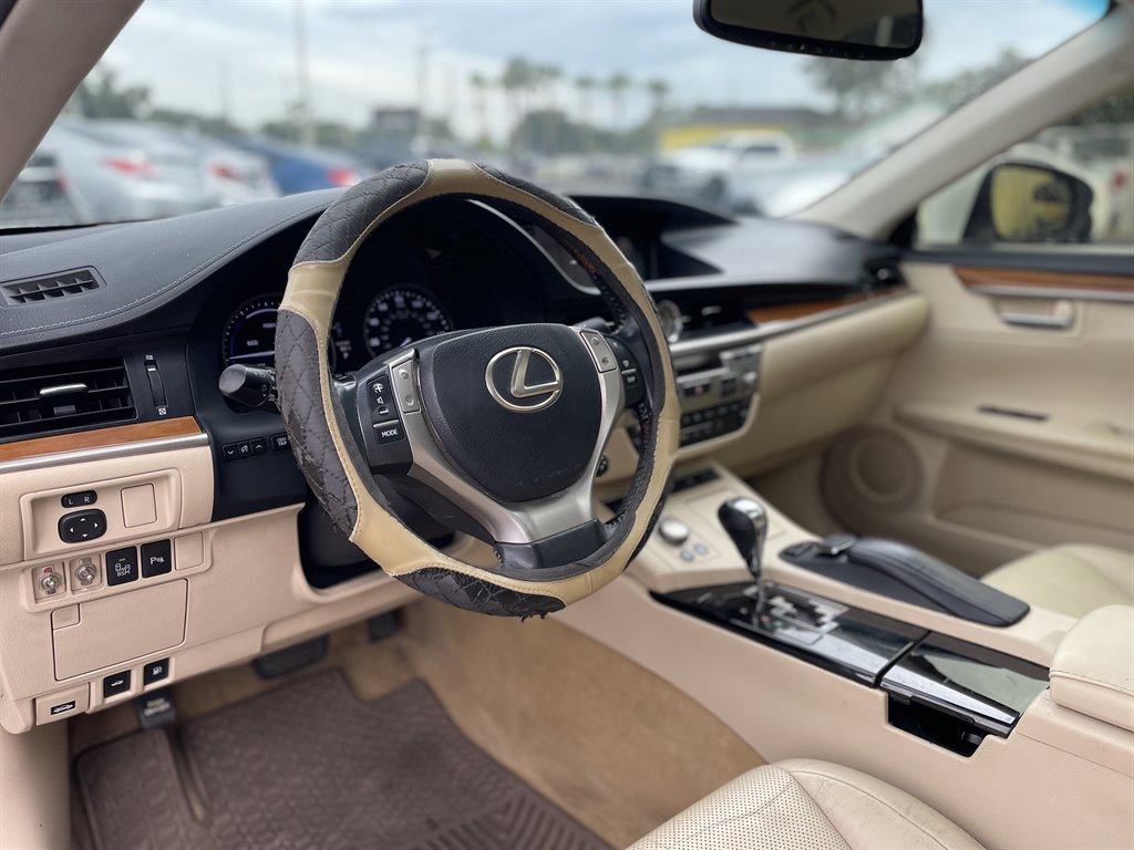 Used 2015 Lexus ES 300h w/ Navigation System Package FWD image 14