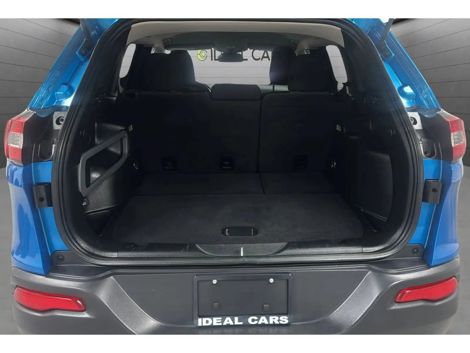 Used 2017 Jeep Cherokee Sport FWD image 9