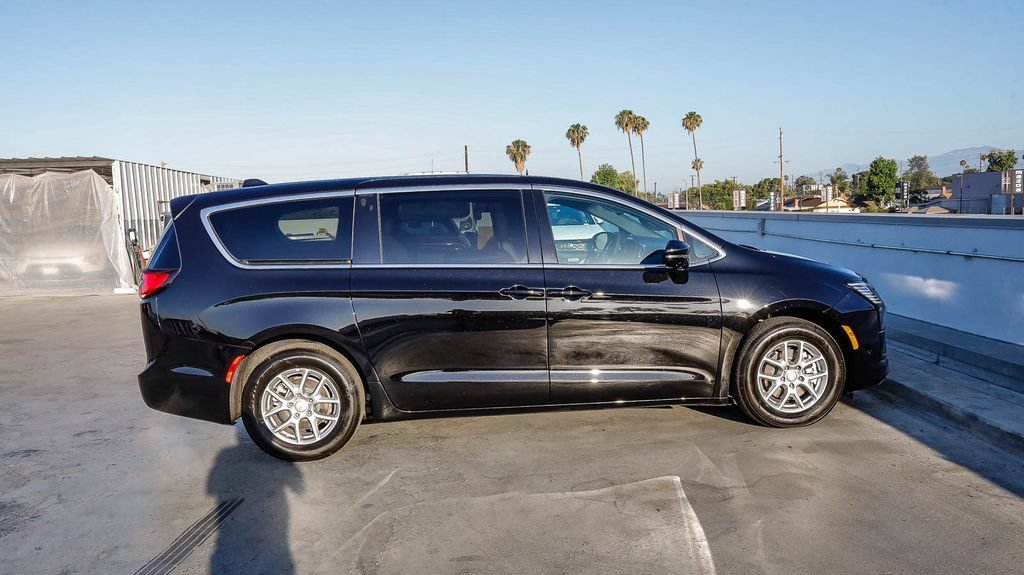 New 2027 Chrysler Pacifica Select FWD image 13