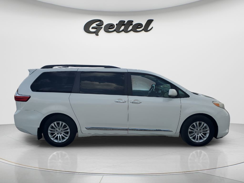 Used 2017 Toyota Sienna XLE w/ XLE Navigation Package FWD image 3