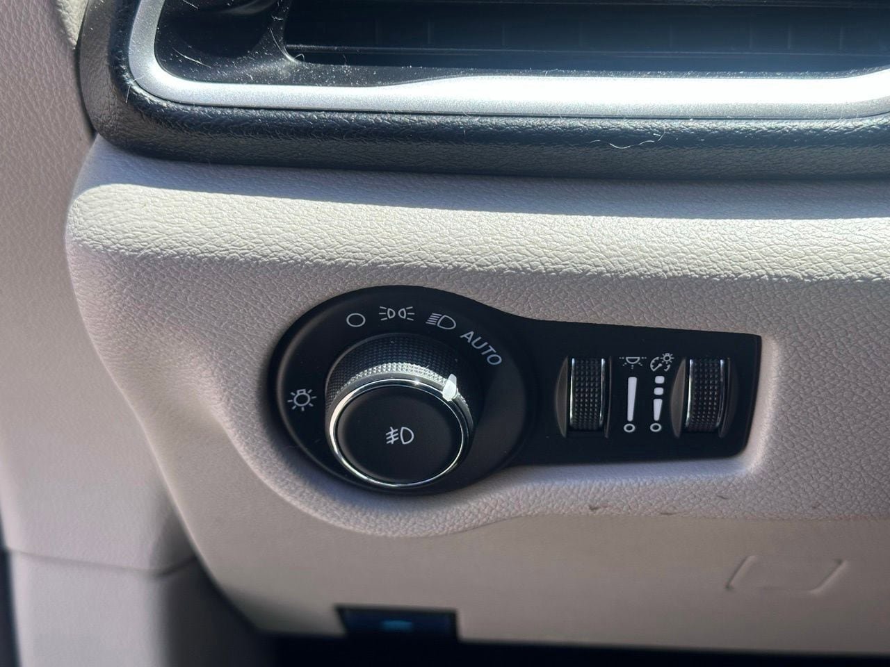 Used 2024 Chrysler Pacifica Touring-L FWD image 29