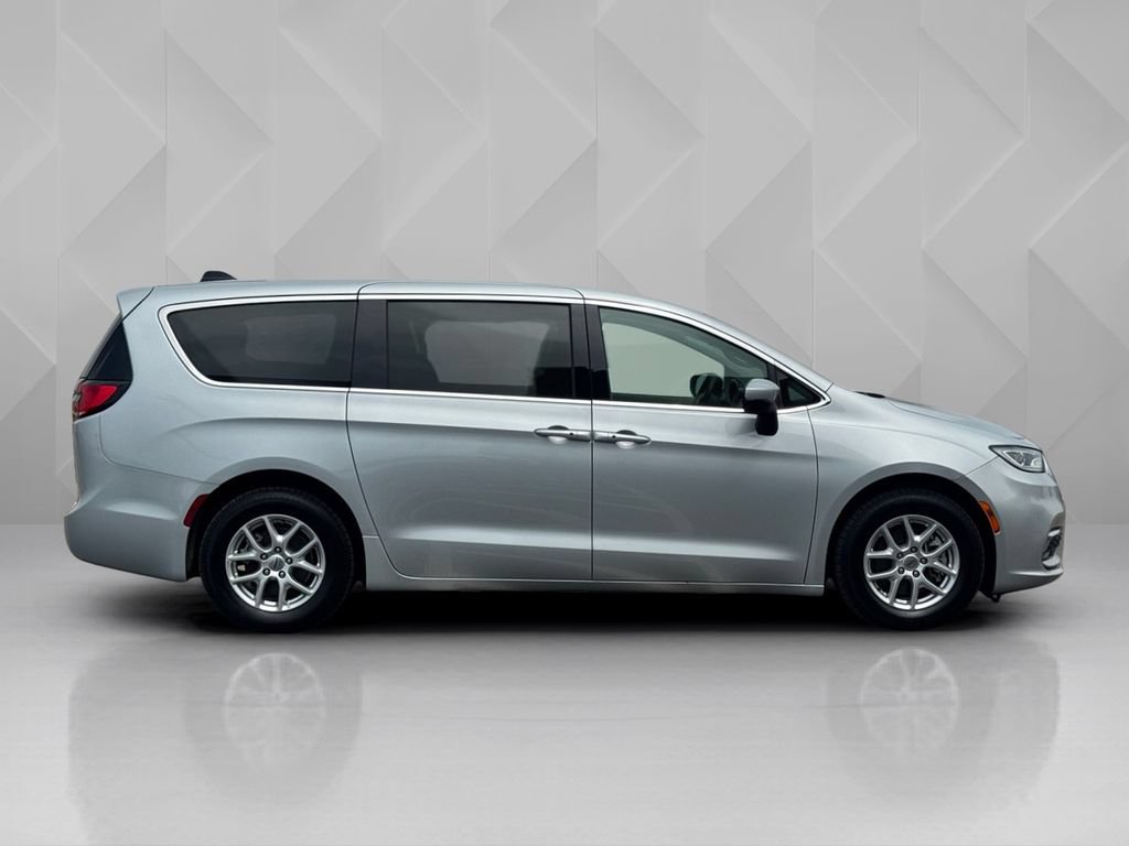 Used 2023 Chrysler Pacifica Touring-L FWD image 4