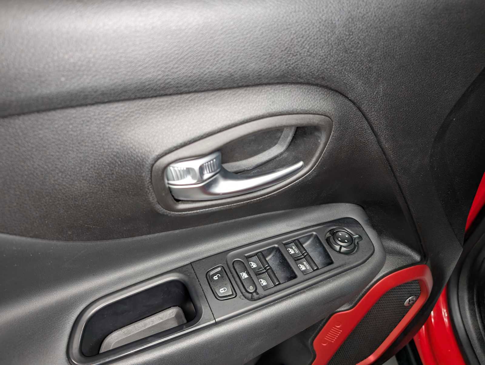 Used 2018 Jeep Renegade Trailhawk AWD/4WD image 37