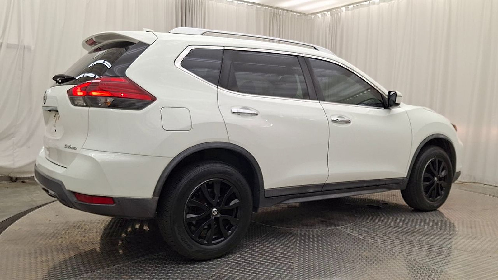 Used 2017 Nissan Rogue SV AWD/4WD image 4