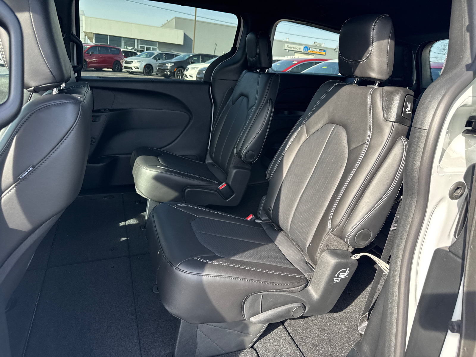 New 2026 Chrysler Pacifica Select w/ S Appearance Package FWD image 7