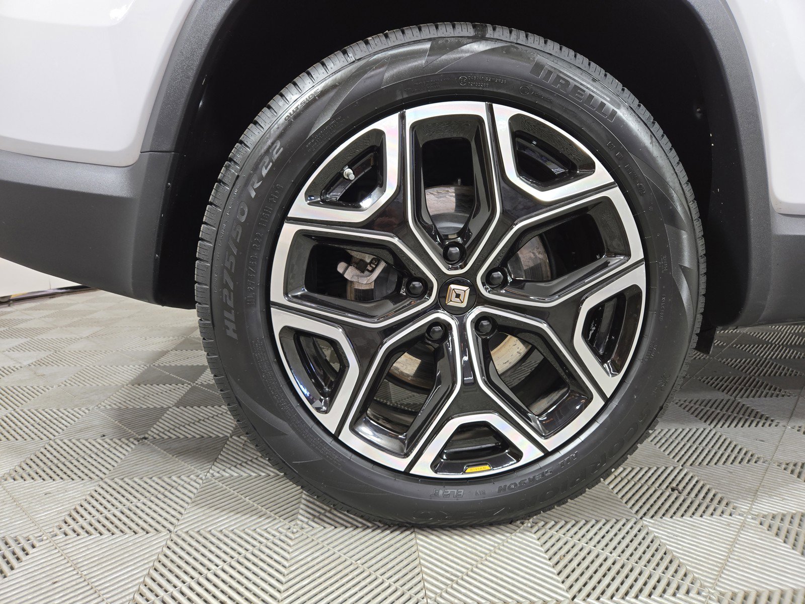 Used 2024 Rivian R1S Adventure AWD/4WD image 12
