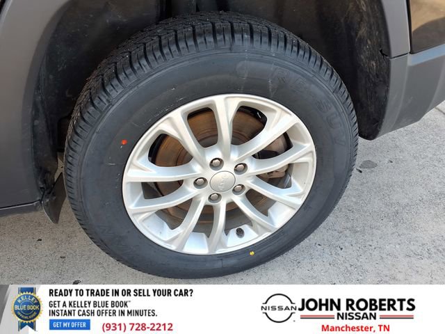 Used 2020 Jeep Cherokee Latitude w/ Mopar Interior Package image 23