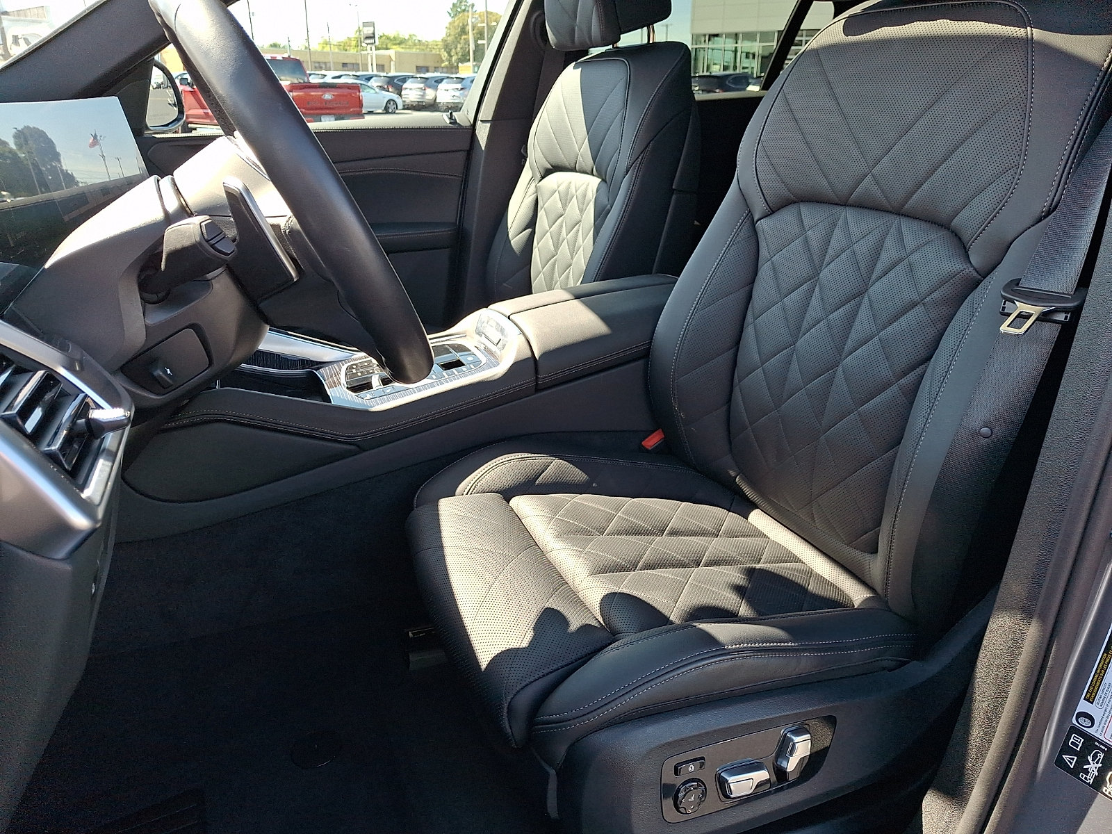 Used 2025 BMW X6 xDrive40i w/ Climate Comfort Package AWD/4WD image 14
