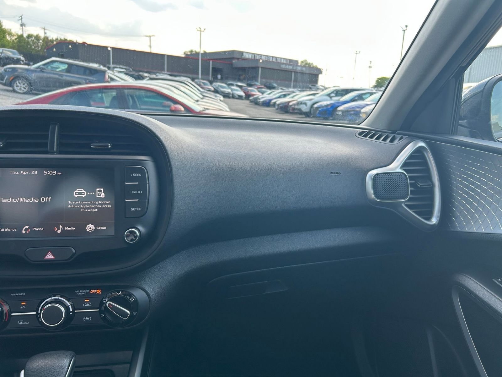 Used 2025 Kia Soul LX w/ LX Technology Package FWD image 30