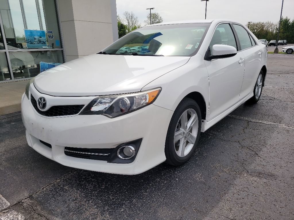 Used 2014 Toyota Camry SE FWD image 2