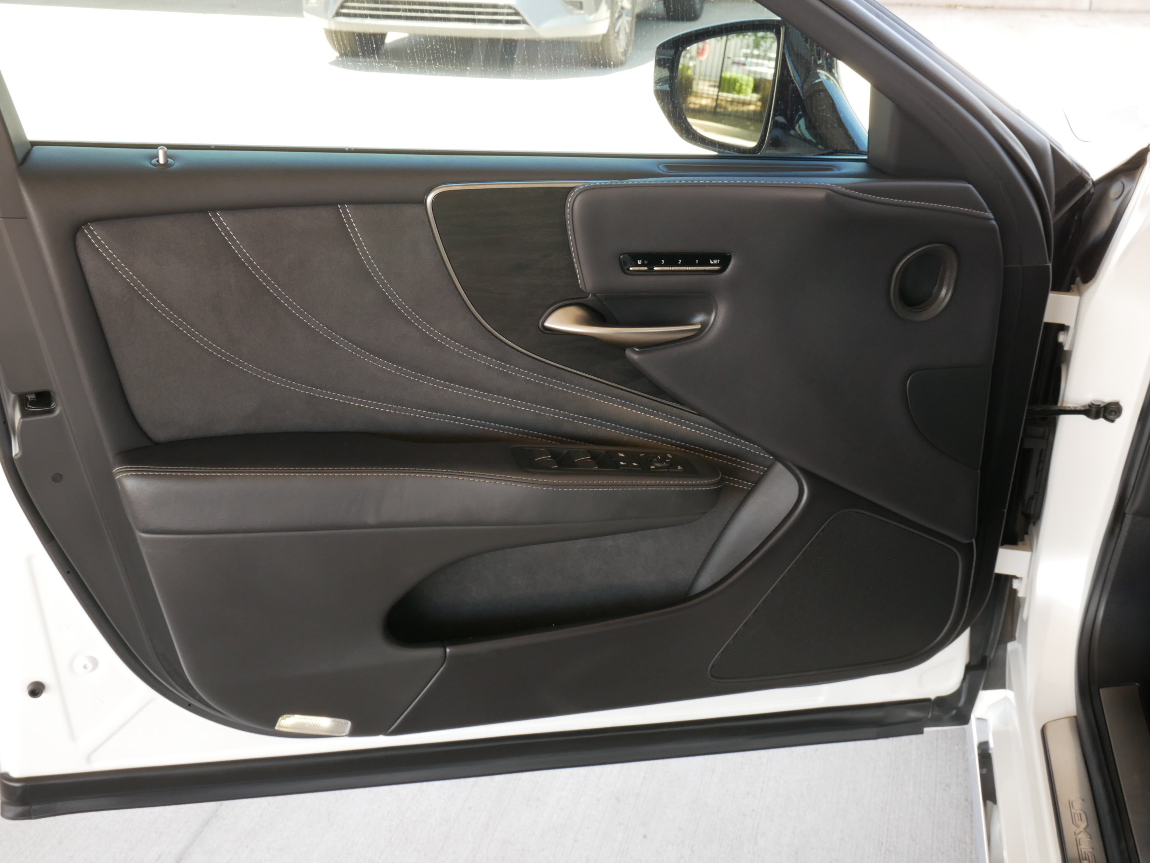 Used 2022 Lexus LS 500 w/ Accessory Package (Z1) RWD image 6