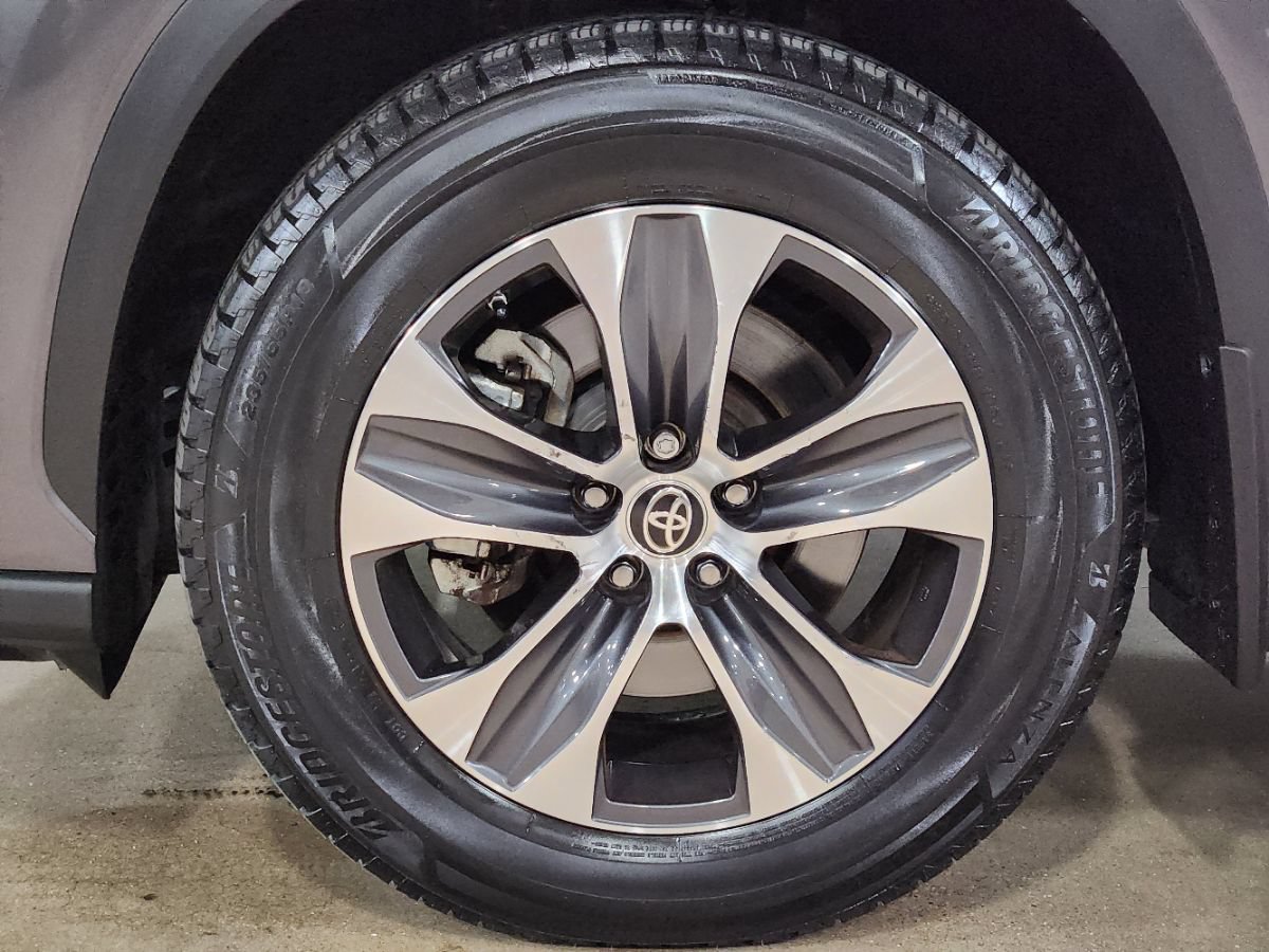 Used 2022 Toyota Highlander XLE FWD image 28