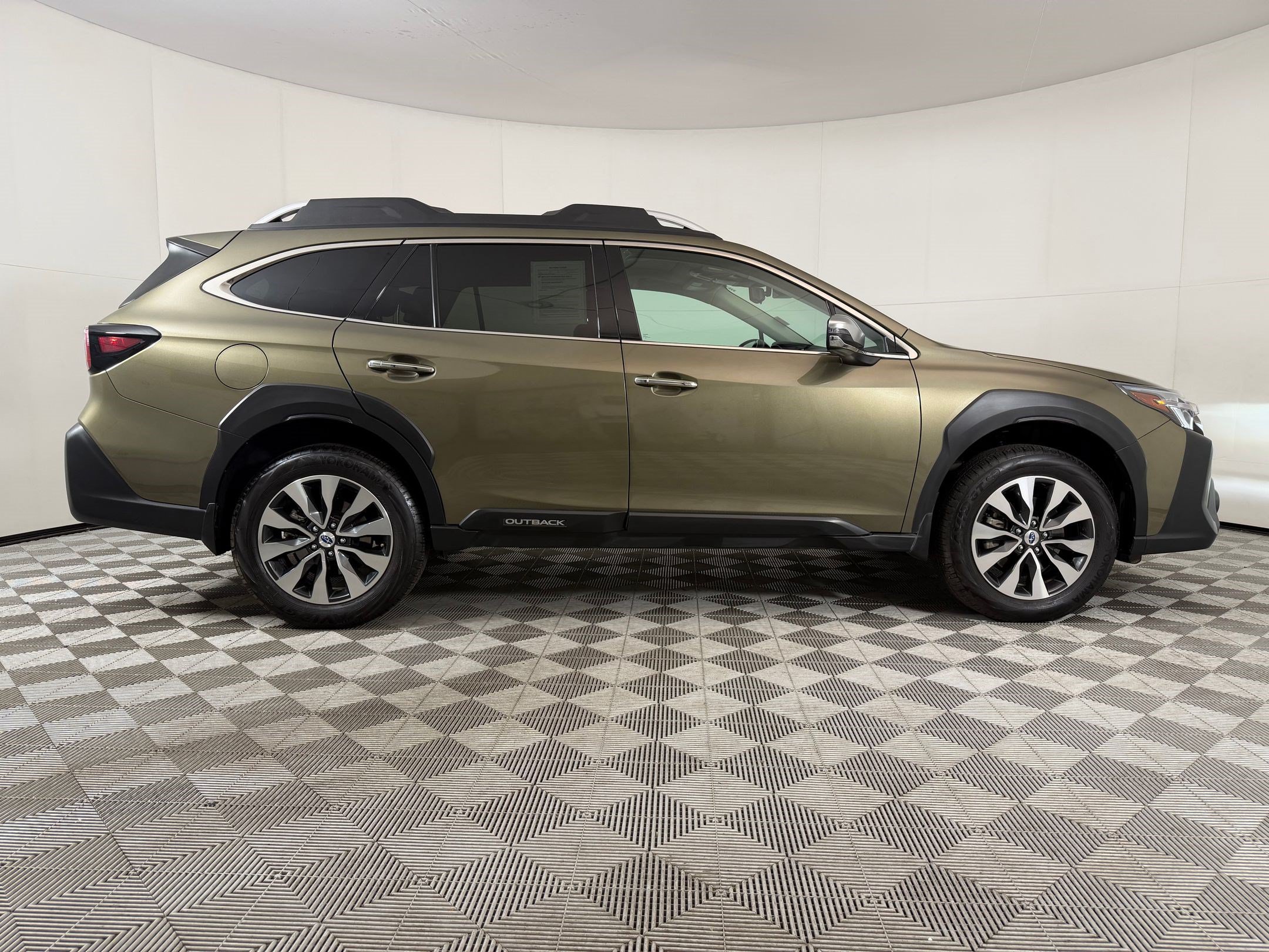 Used 2025 Subaru Outback Touring XT AWD/4WD image 8