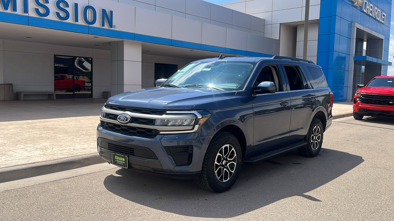 Used 2023 Ford Expedition XLT RWD image 3