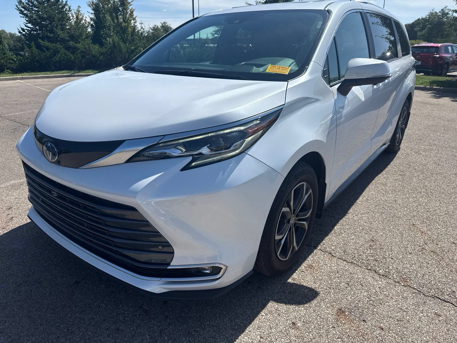 Used 2025 Toyota Sienna Platinum AWD/4WD image 1