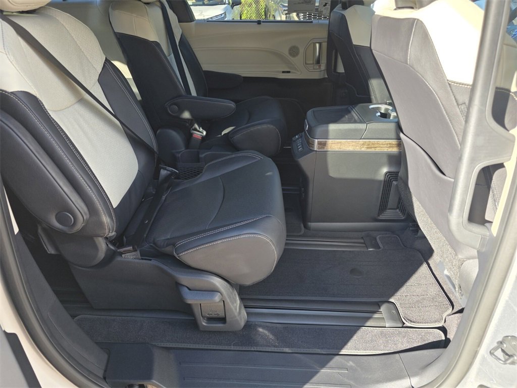 New 2025 Toyota Sienna Platinum image 17