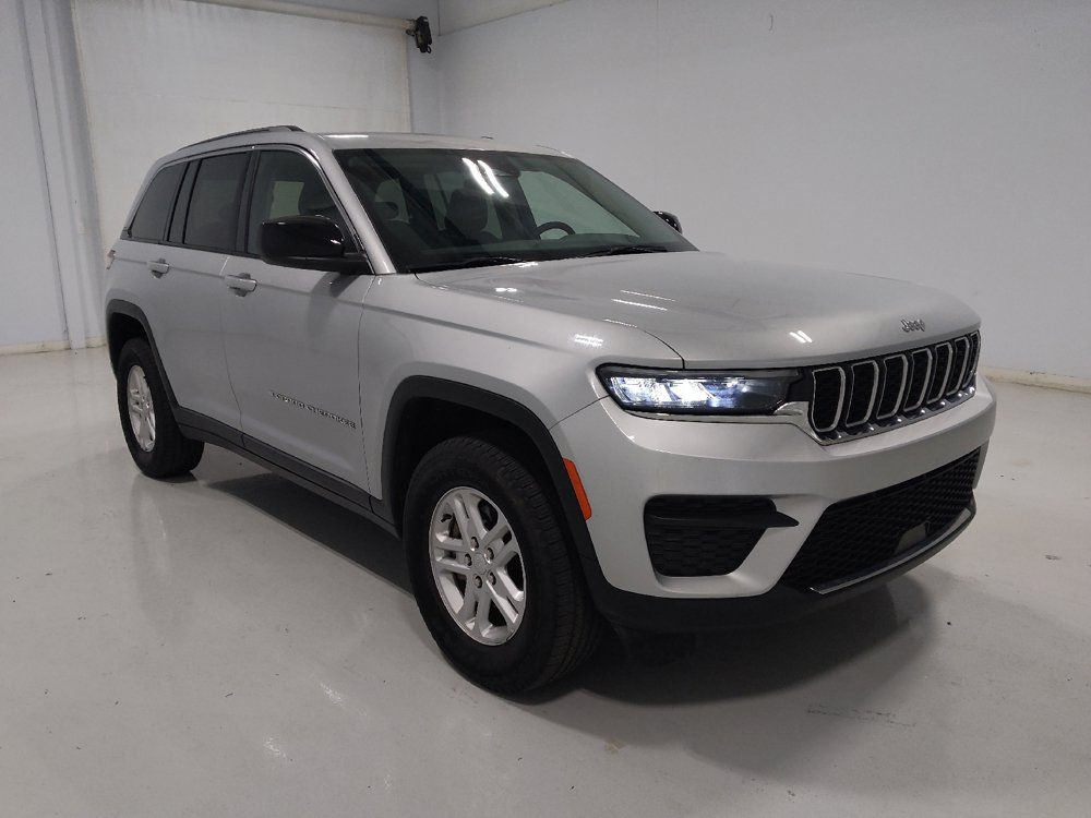 Used 2023 Jeep Grand Cherokee Laredo AWD/4WD image 13