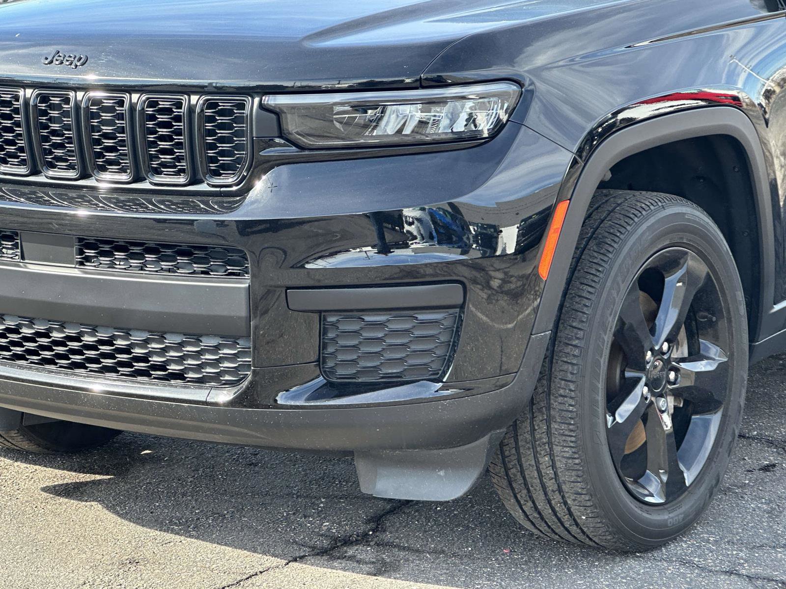 Used 2023 Jeep Grand Cherokee L Laredo image 8