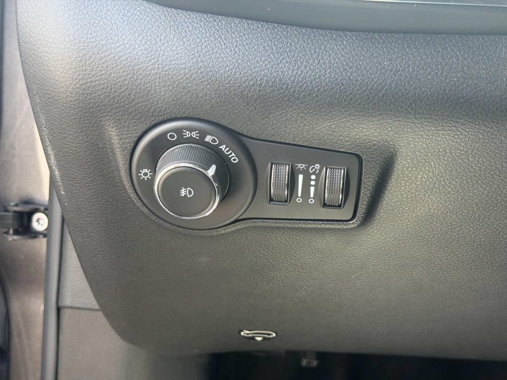 Used 2022 Jeep Compass Limited w/ Sun and Sound Group AWD/4WD image 13