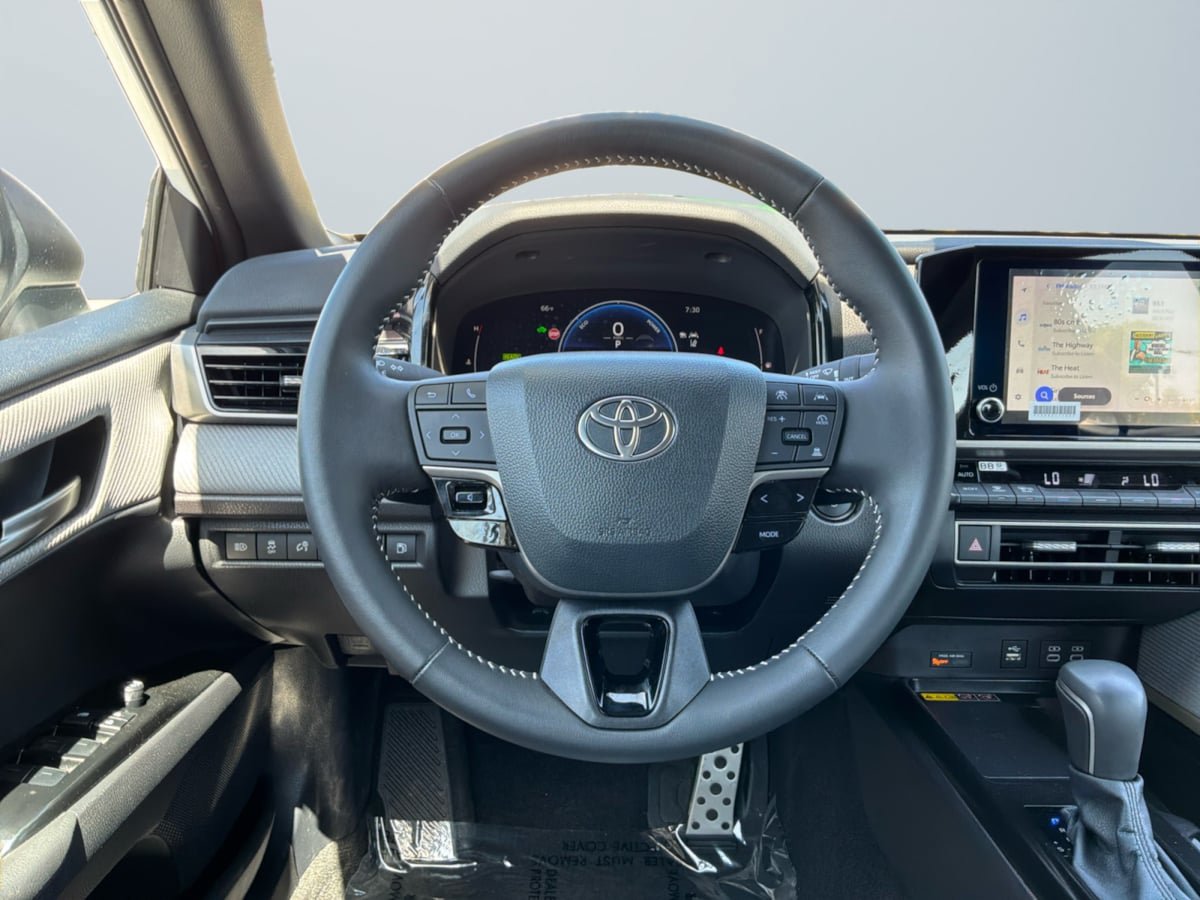 Used 2025 Toyota Camry SE AWD/4WD image 11
