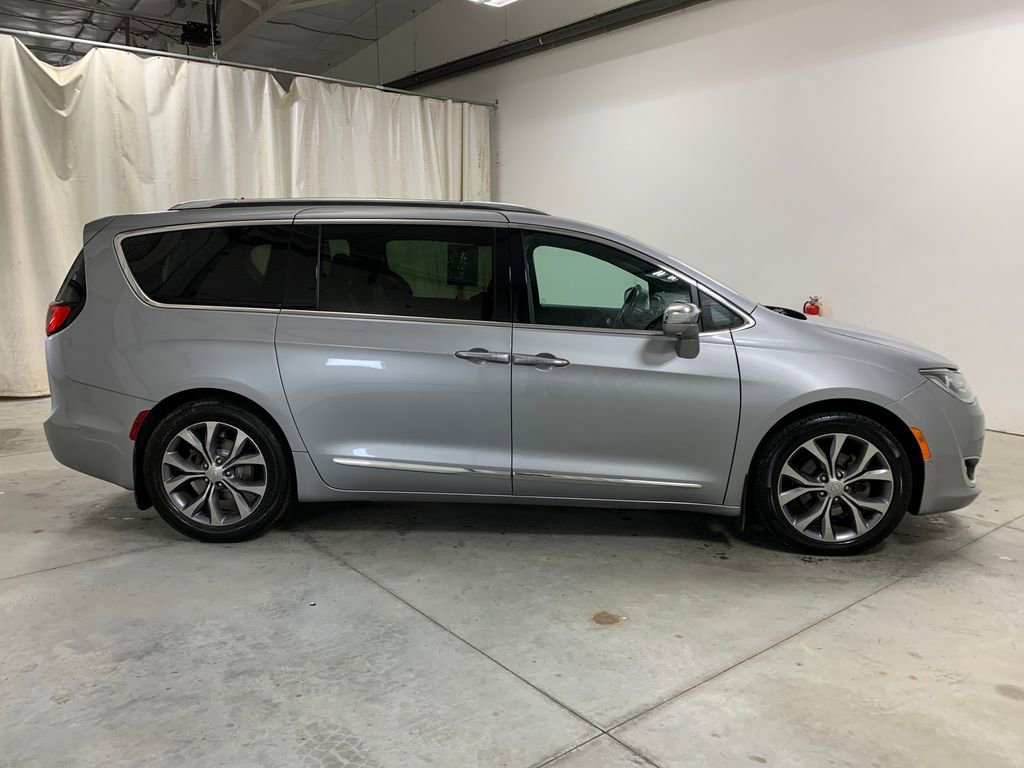 Used 2020 Chrysler Pacifica Limited FWD image 33