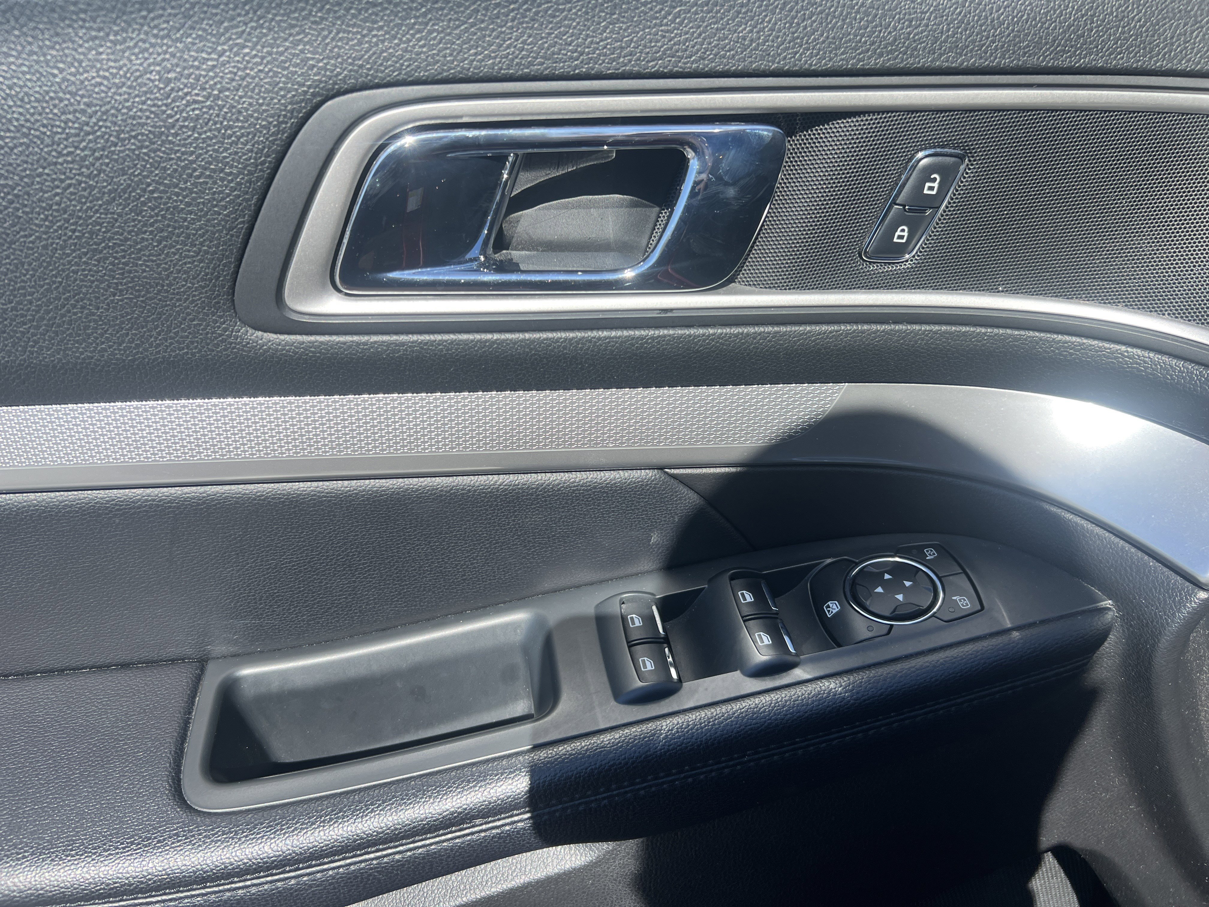 Used 2017 Ford Explorer XLT w/ Equipment Group 202A image 20