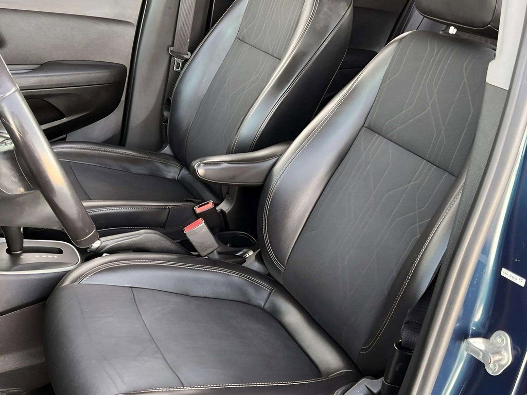 Used 2019 Chevrolet Trax LT w/ LT Convenience Package image 4