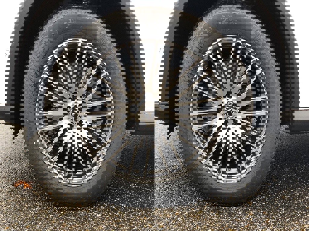 New 2025 Mercedes-Benz GLC 300 4MATIC image 9