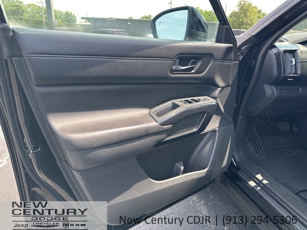 Used 2023 Nissan Pathfinder S image 8