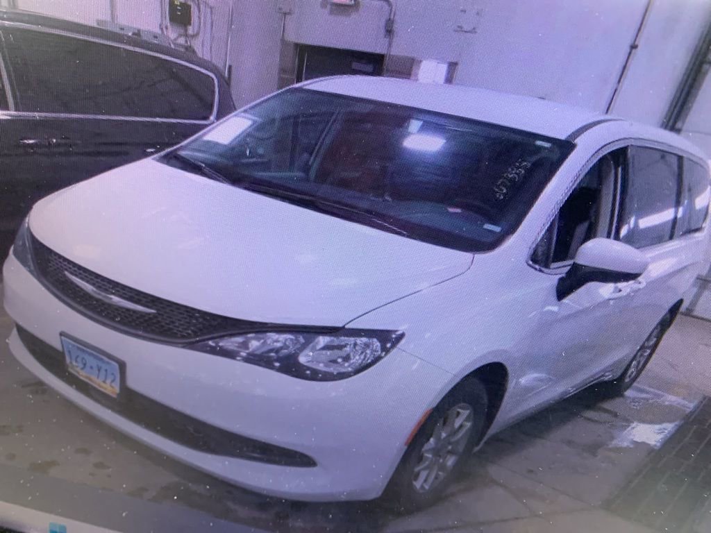 Used 2023 Chrysler Voyager LX image 2