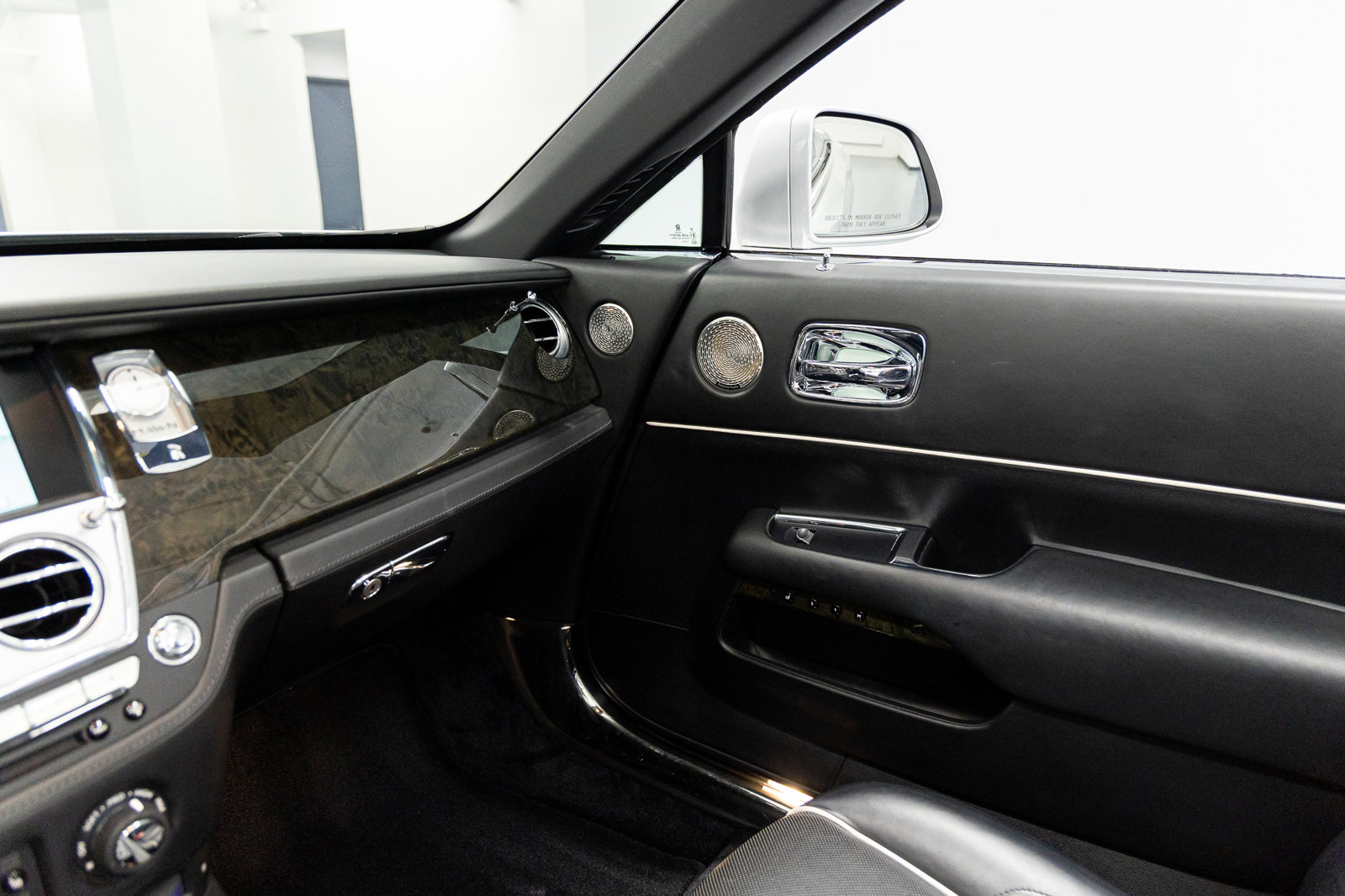 Used 2017 Rolls-Royce Dawn image 38