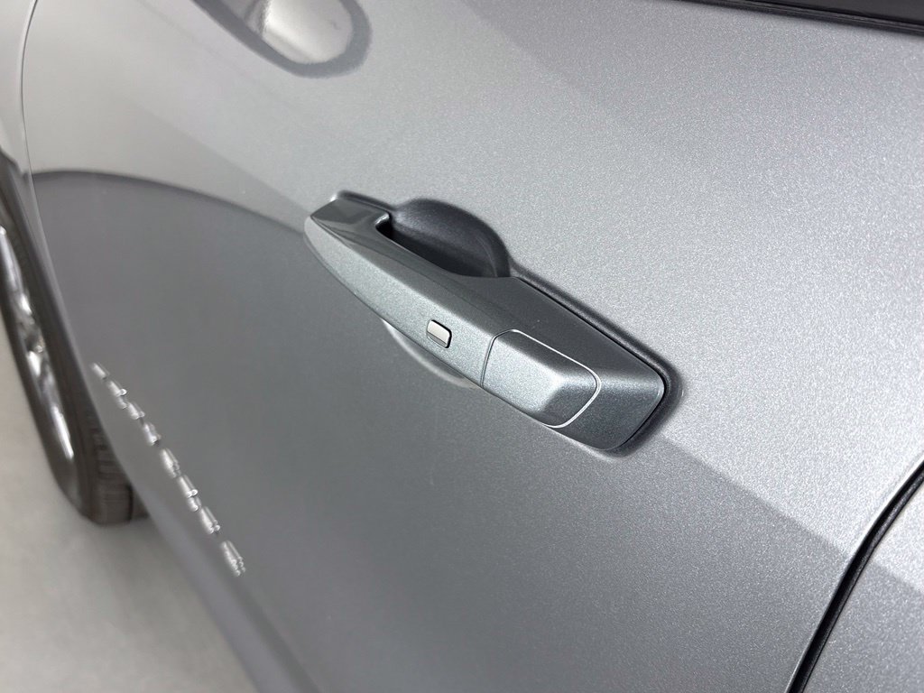 Used 2025 Chevrolet Traverse LT FWD image 12