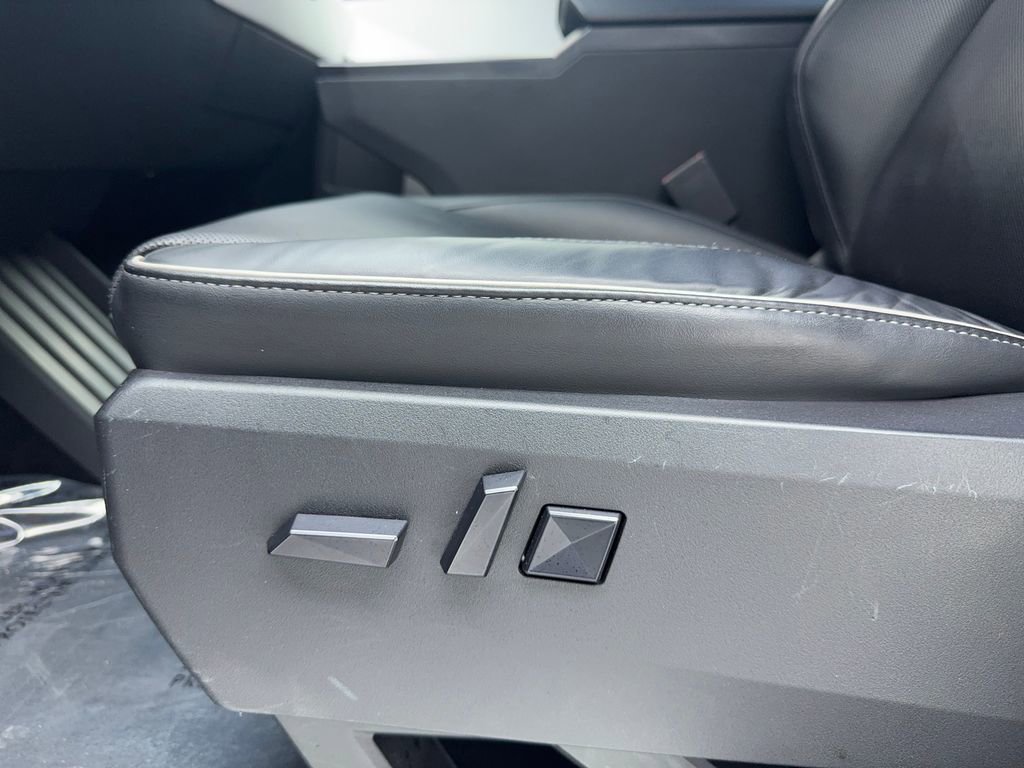 Used 2024 Tesla Cybertruck AWD Crew Cab image 21