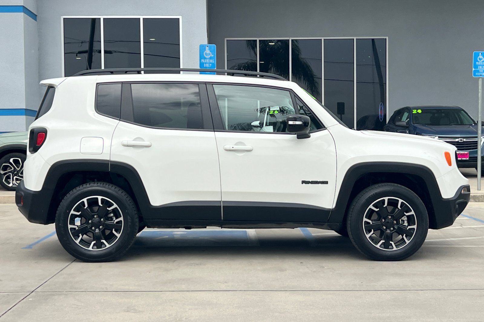 Used 2023 Jeep Renegade Latitude AWD/4WD image 3