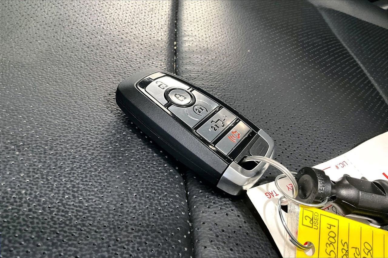 Used 2025 Ford F250 Lariat w/ Black Appearance Package image 19