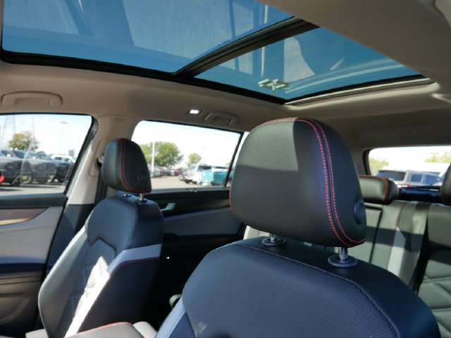 Used 2025 Volkswagen Atlas Peak Edition SE AWD/4WD image 17