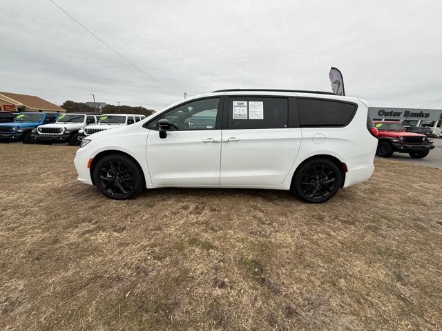 Used 2025 Chrysler Pacifica Limited FWD image 4