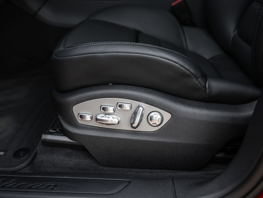 Certified 2025 Porsche Macan AWD/4WD image 15