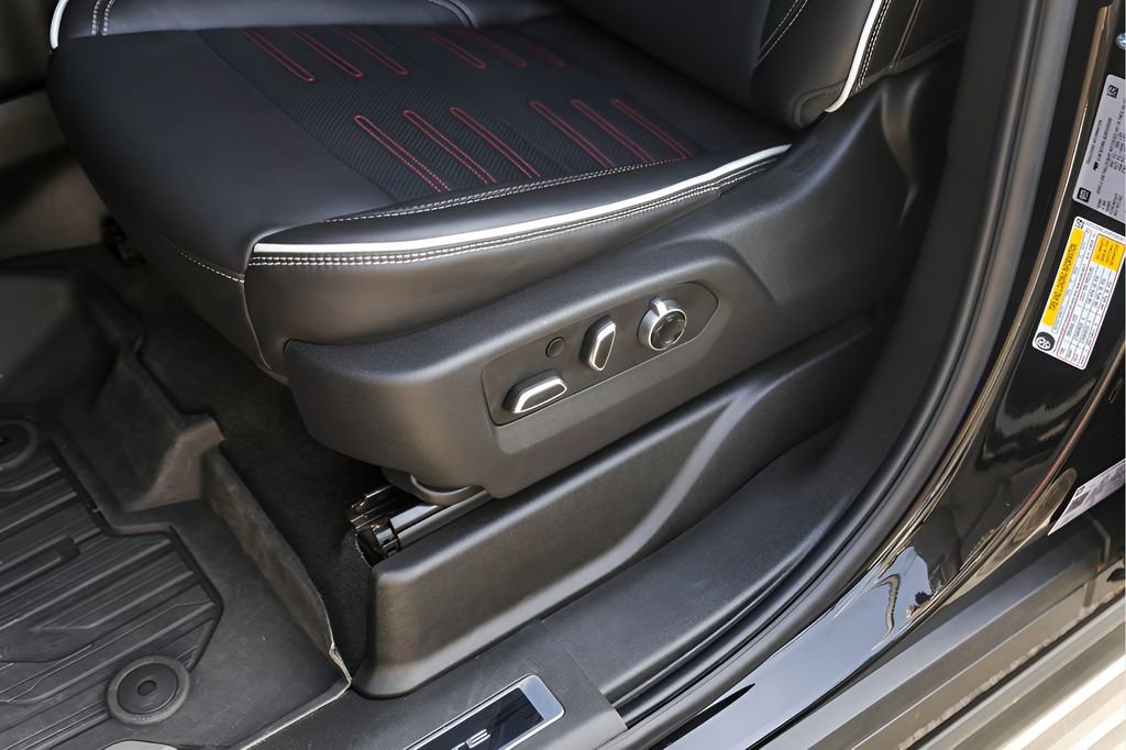 Certified 2025 GMC Yukon AT4 Ultimate image 11