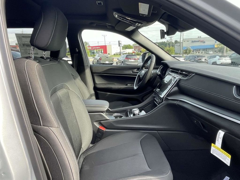 New 2025 Jeep Grand Cherokee L Laredo w/ Luxury Tech Group I image 15