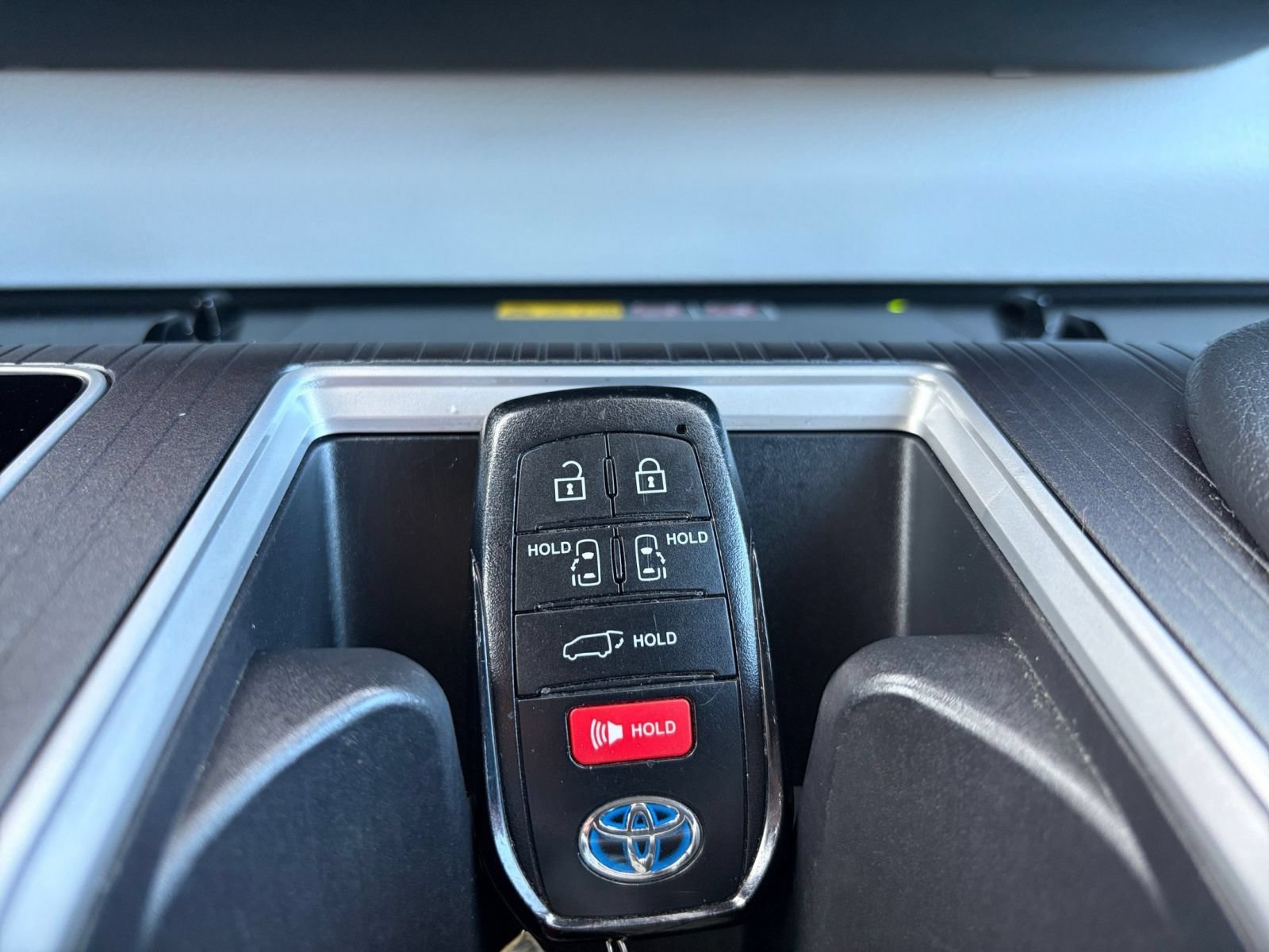 Used 2025 Toyota Sienna XLE FWD image 20